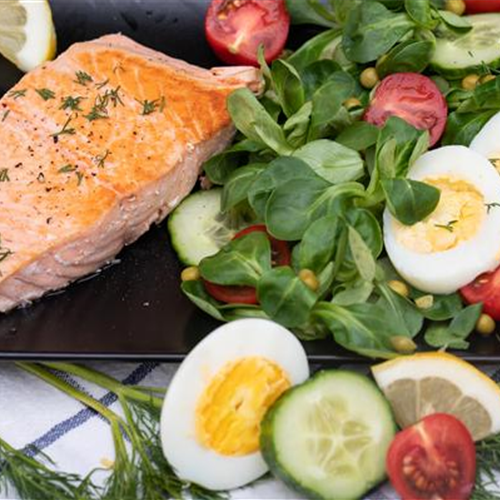 Bunter Salat mit Räucherlachs